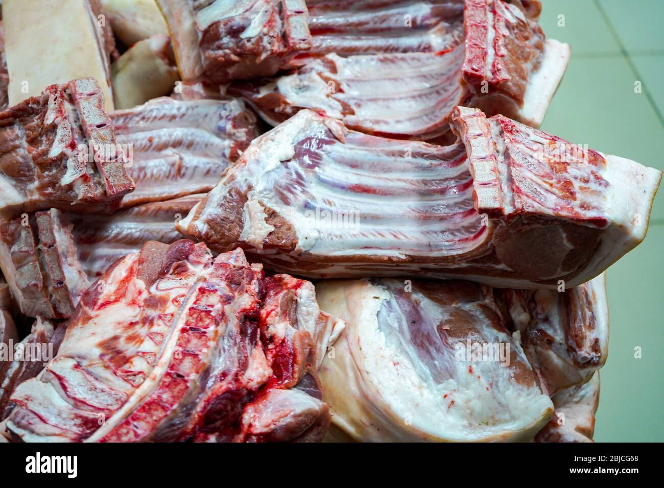 Morceaux de carcasse de porc. Parties hachées d'un porc. La viande froide est stockée Banque D'Images