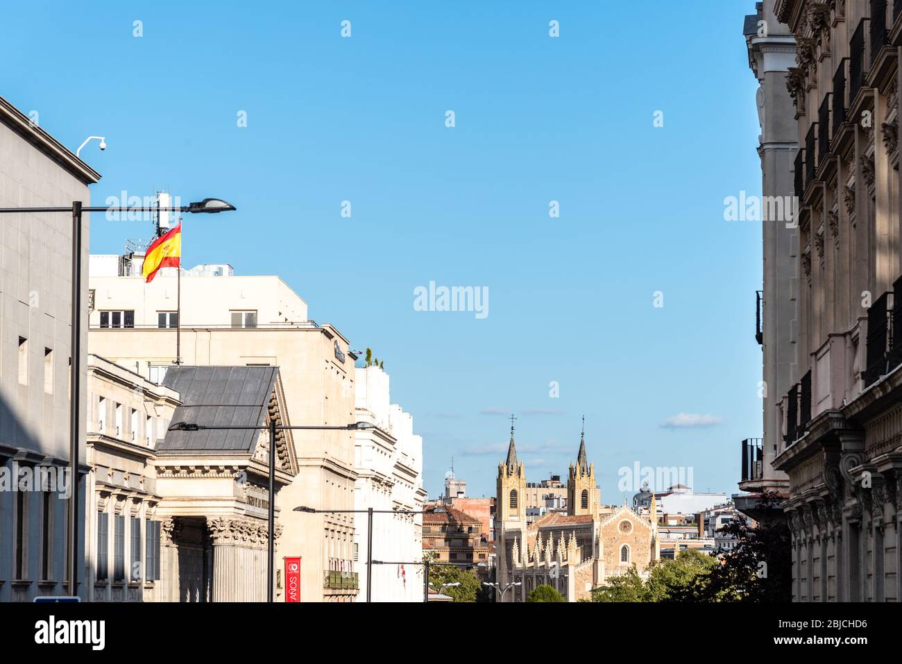 Madrid, Espagne - 14 avril 2019 : vue panoramique du Congrès des députés d'Espagne et de l'Église de Jeronimos un jour ensoleillé le soir. Banque D'Images