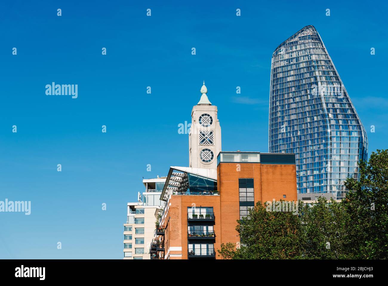 Londres, Royaume-Uni - 14 mai 2019 : vue à angle bas de la tour OXO et de la tour moderne One Blackfriars contre le ciel bleu Banque D'Images