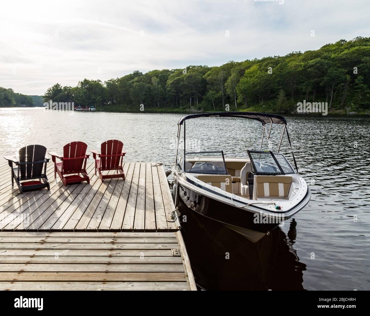 Quai et chaises de bateau, l'été au cottage Banque D'Images