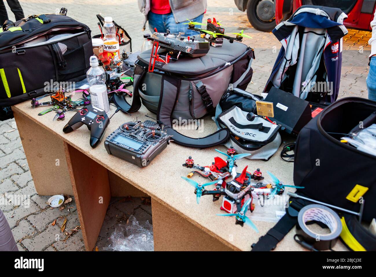 Matériel de course de drone, drones, télécommandes et batteries, sacs et différents accessoires sur la table lors de l'événement de course de drone AGH Banque D'Images