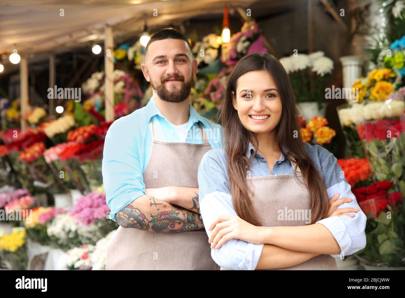Fleuristes mâles et femelles dans le fleuriste Banque D'Images