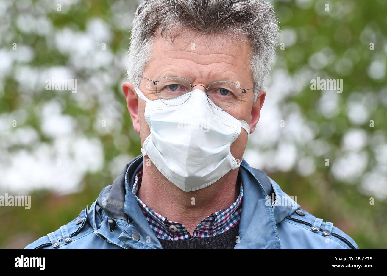 Stralsund, Allemagne. 29 avril 2020. Le directeur du zoo, Dr. Christoph Langner, porte un garde-bouche au zoo. Dix immigrants syriens ont restauré le dernier moulin historique de Stralsund, le moulin de Mahnkesche, à sa gloire ancienne. Le moulin néerlandais de terre délabré de la seconde moitié du XVIIIe siècle a été démoli en 2006 à son emplacement d'origine près du pont Rügenbrücke et reconstruit plus tard comme étant vrai à l'original au zoo de Stralsund. Après neuf ans en tant qu'espace d'exposition, diverses œuvres d'embellissement étaient maintenant dues. Crédit: Stefan Sauer/dpa/Alay Live News Banque D'Images