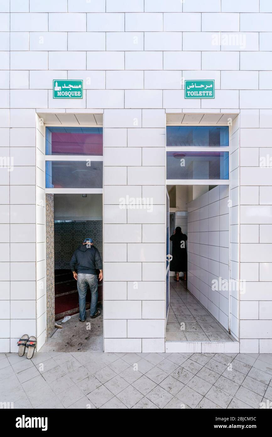 Entrée à la mosquée voisine avec entrée aux toilettes au Maroc, en Afrique Banque D'Images