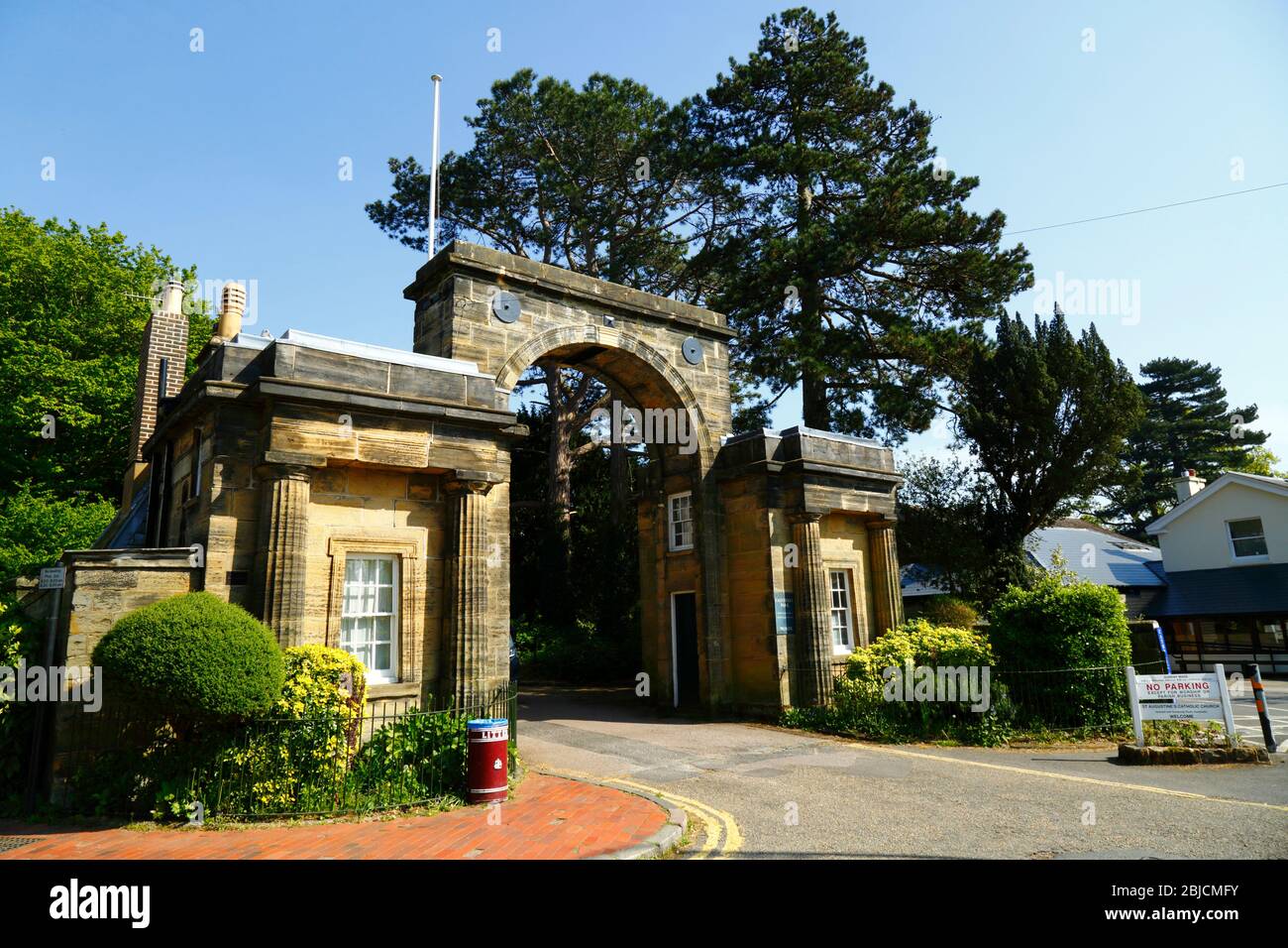 Arche en grès / portier à l'entrée du parc Calverley et terrain de Crescent Road, Royal Tunbridge Wells, Kent, Angleterre Banque D'Images