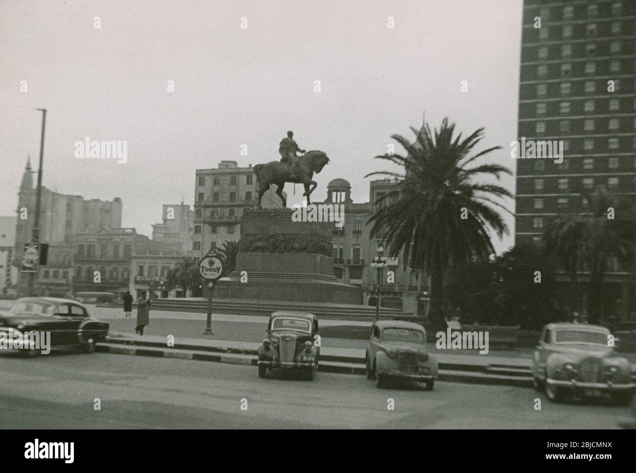 Photo ancienne, « Plaza Independencia, Montevideo, 4 et 5 juillet 1955 » avec la statue de José Gervasio Artigas au-dessus du mausolée Artigas. Pris par un passager écorché d'un bateau de croisière. SOURCE : PHOTO ORIGINALE Banque D'Images