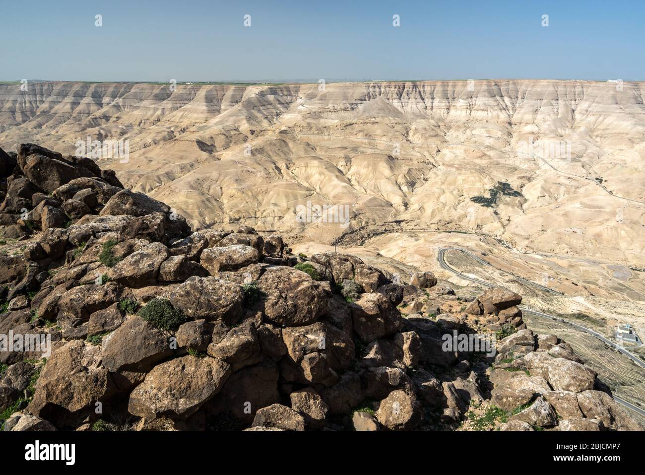 La route du roi en montagne près du barrage Al Mujib, Jordanie Banque D'Images