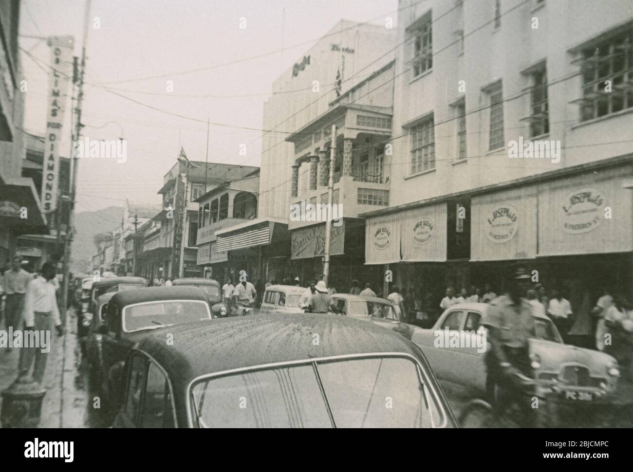 Photo ancienne, « Main Shopping District, Port of Spain, Trinidad and Tobago, 20 juin 1955 ». Pris par un passager écorché d'un bateau de croisière. SOURCE : PHOTO ORIGINALE Banque D'Images