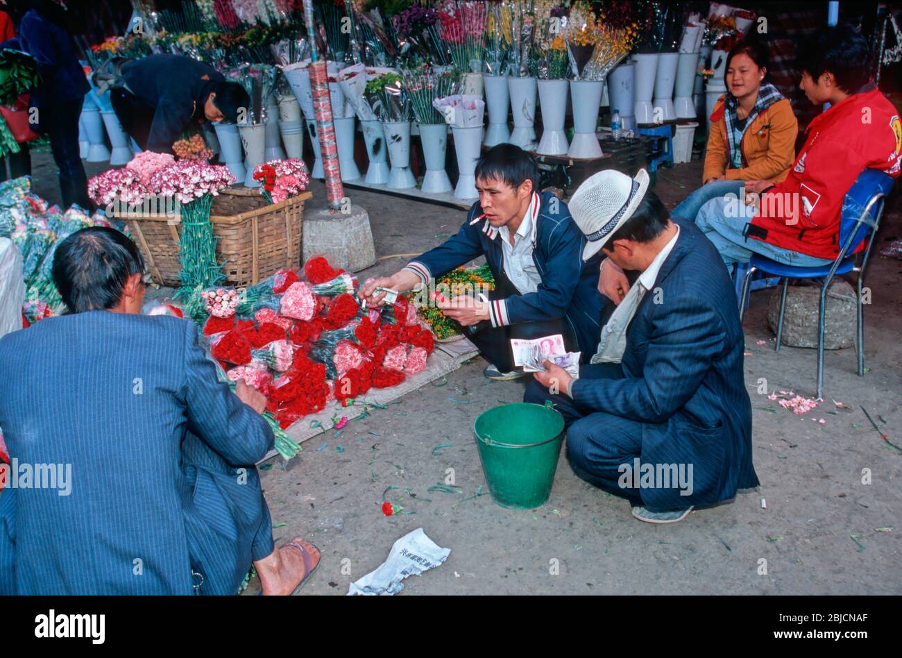 MARCHÉ AUX FLEURS, KUNMING, YUNNAN, CHINE Banque D'Images