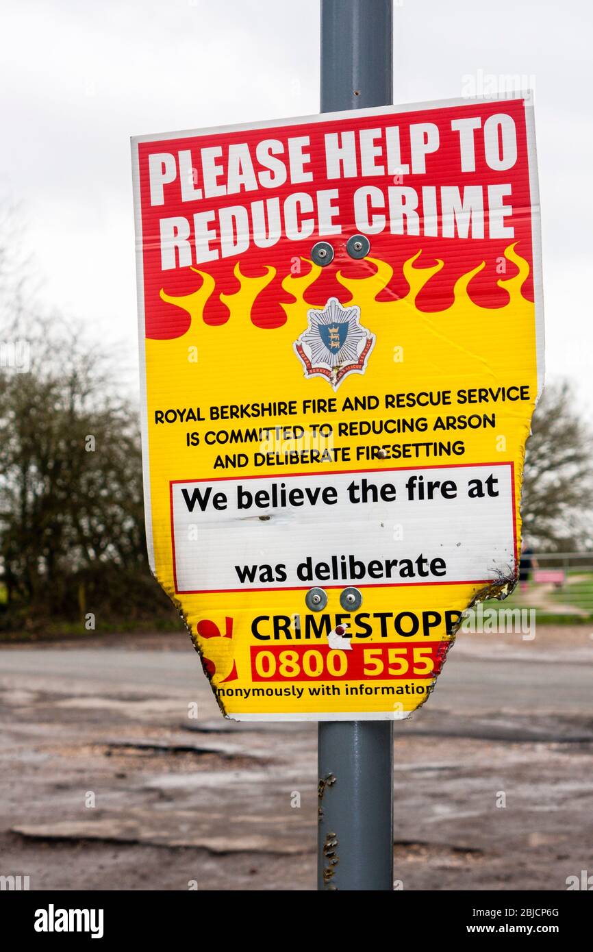Panneau Crimebules brûlé du Royal Berkshire Fire & Rescue Service appel pour l'aide pour une attaque d'incendie Banque D'Images