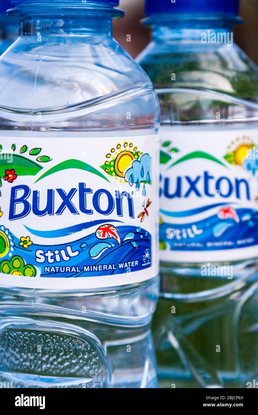 Détail gros plan de la bouteille d'eau minérale naturelle de Buxton et de l'étiquette. Banque D'Images