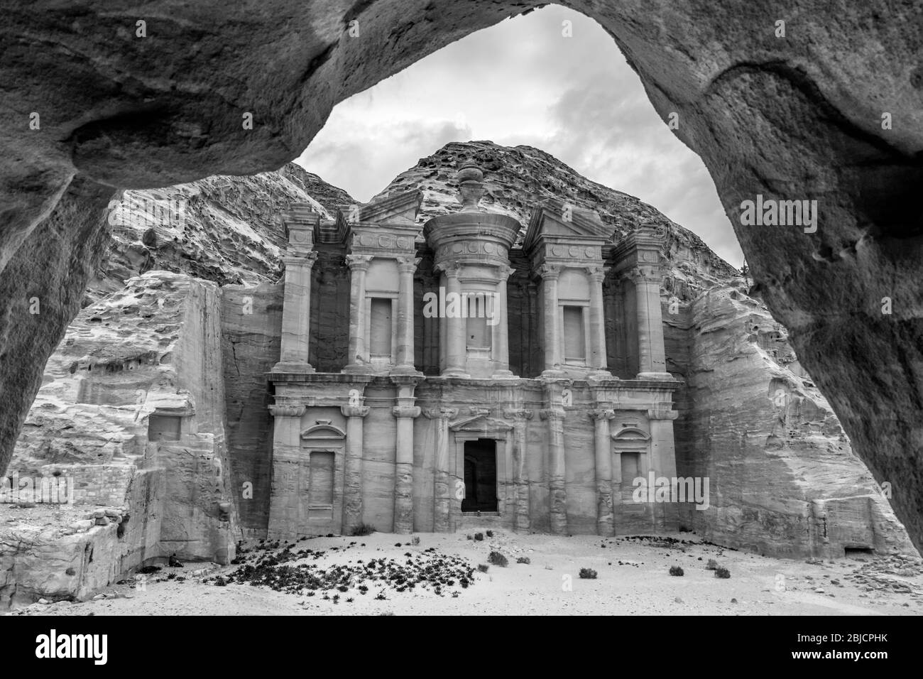 Incroyable vue sur la grotte noire et blanche d'Ad Deir à Petra, Jordanie Banque D'Images