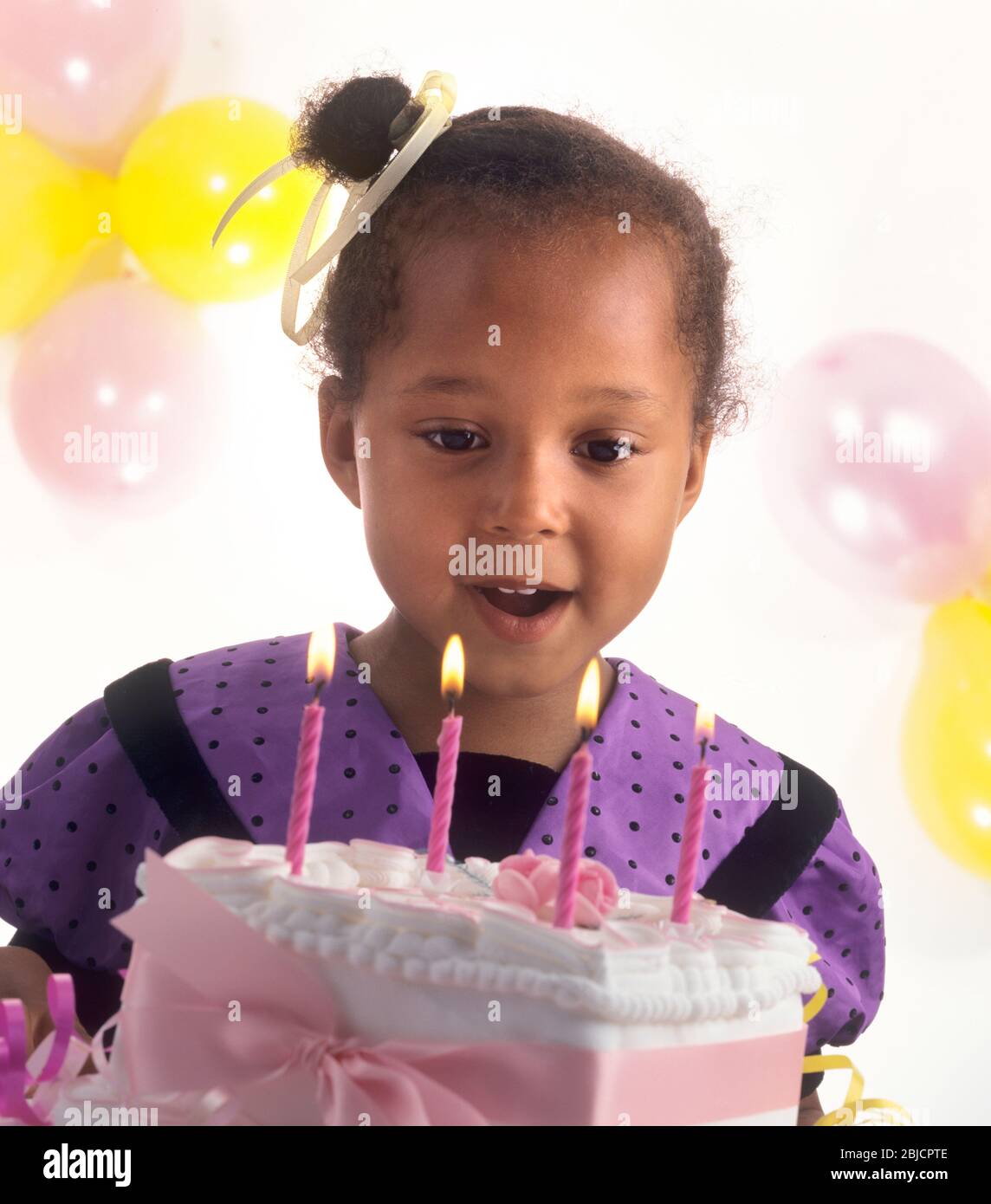 Bebe 4 Ans Mignon Mignon Joli Afro Americain Fete Son Anniversaire Avec Son Gateau D Anniversaire Sur Le Point De Souffler Les Bougies Ballons Derriere Photo Stock Alamy Bebe 4 Ans Mignon Mignon Joli Afro Americain Fete Son Anniversaire Avec Son Gateau D Anniversaire Sur Le Point De Souffler Les Bougies Ballons Derriere Photo Stock Alamy