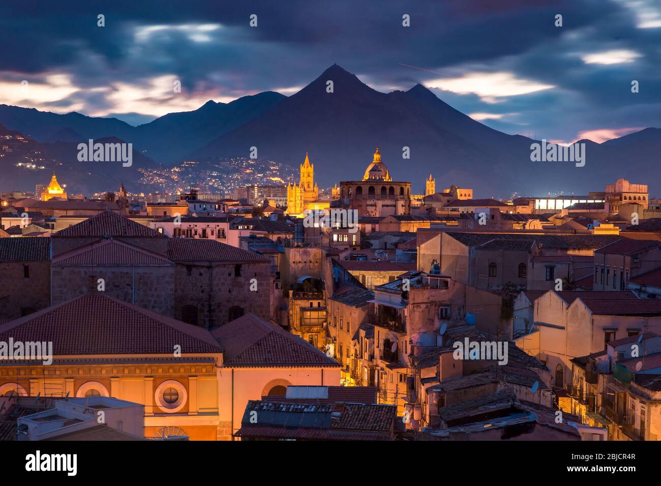 Vue aérienne sur la cathédrale de Palerme, les montagnes et les toits de la vieille ville la nuit, Sicile, Italie Banque D'Images