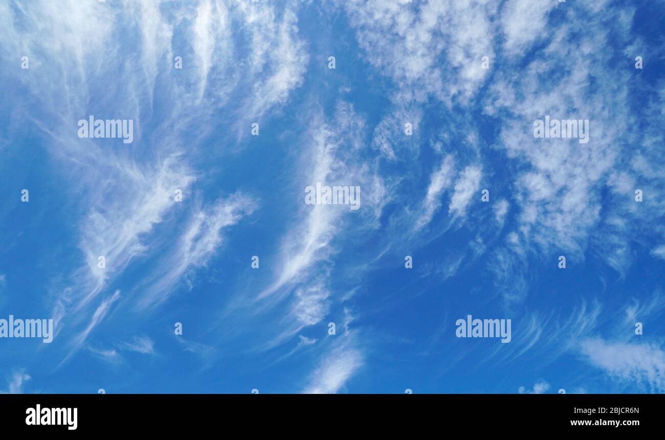 Ciel bleu et nuages blancs fond, scène naturelle, France Banque D'Images