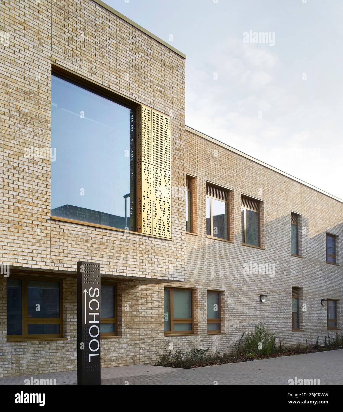Vue oblique du volume recouvert de brique. Mulberry Park Community Hub, Bath, Royaume-Uni. Architecte: BDP, 2018. Banque D'Images