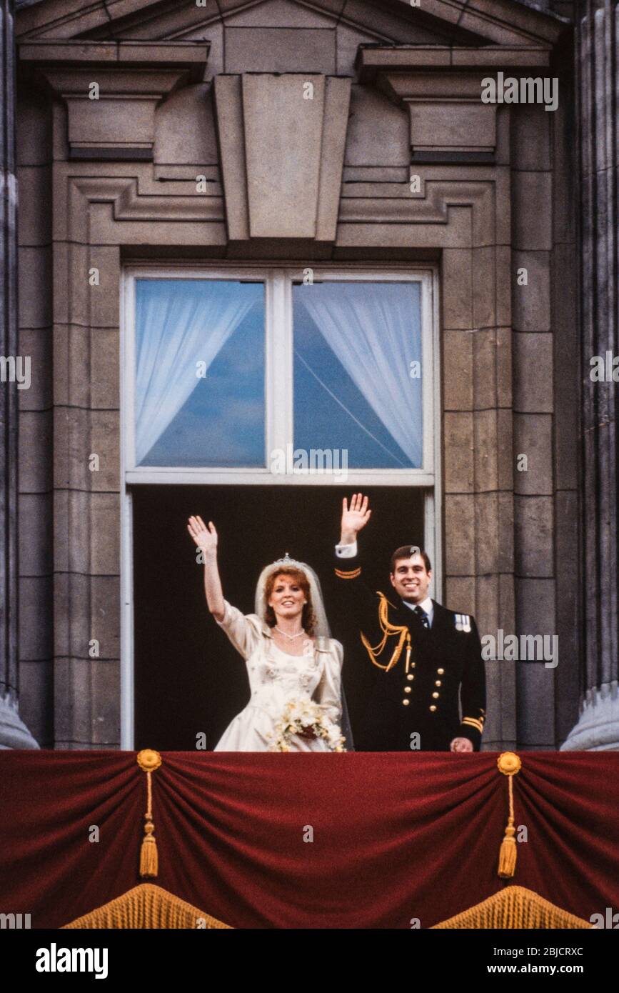 Le Prince Andrew et Sarah Ferguson sur le balcon du palais de Buckingham lors de leur mariage 1986 Banque D'Images