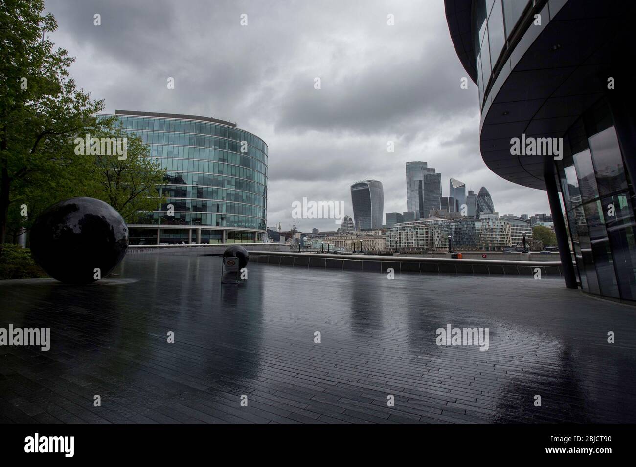Londres, Royaume-Uni. 29 avril 2020. Près du pont de la Tour déserté alors que la pluie tombe, sur la sixième semaine de maintien en raison de l'éclosion de coronavirus. Crédit: Marcin Nowak/Alay Live News Banque D'Images