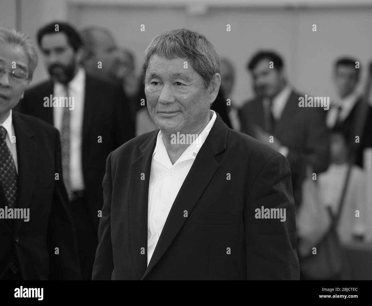 VENISE, ITALIE - SEPTEMBRE 09 : Takeshi Kitano avance le tapis rouge devant la cérémonie de remise des prix du 74ème Festival du film de Venise le 9 septembre 2017 Banque D'Images