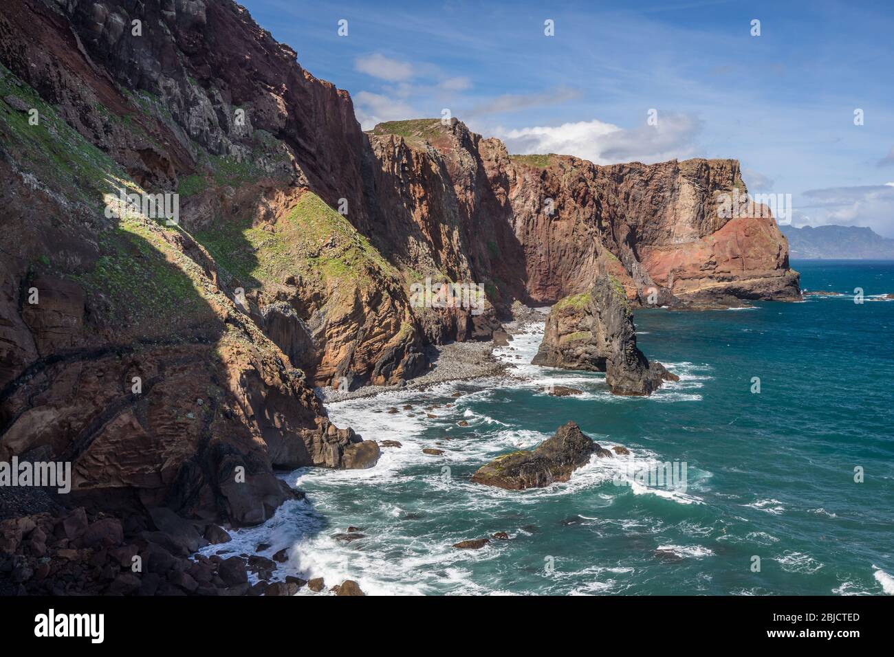 Brise-roches sur la côte de Sao Lourencos; Madère Banque D'Images