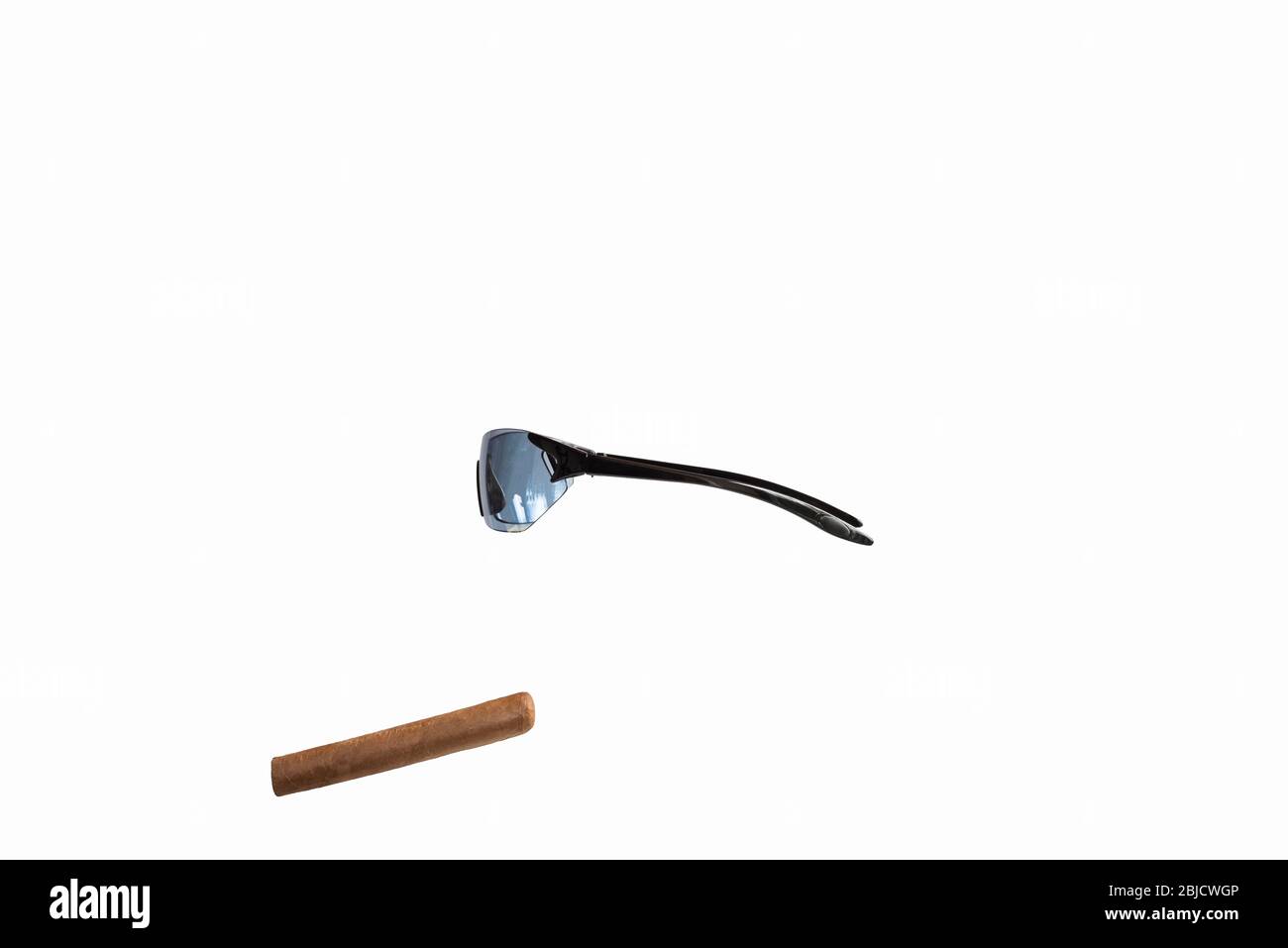 Lunettes de soleil et cigare sur fond blanc. Concept: Homme invisible, homme moderne, mode, streaming, écouteurs, homme du monde, Banque D'Images