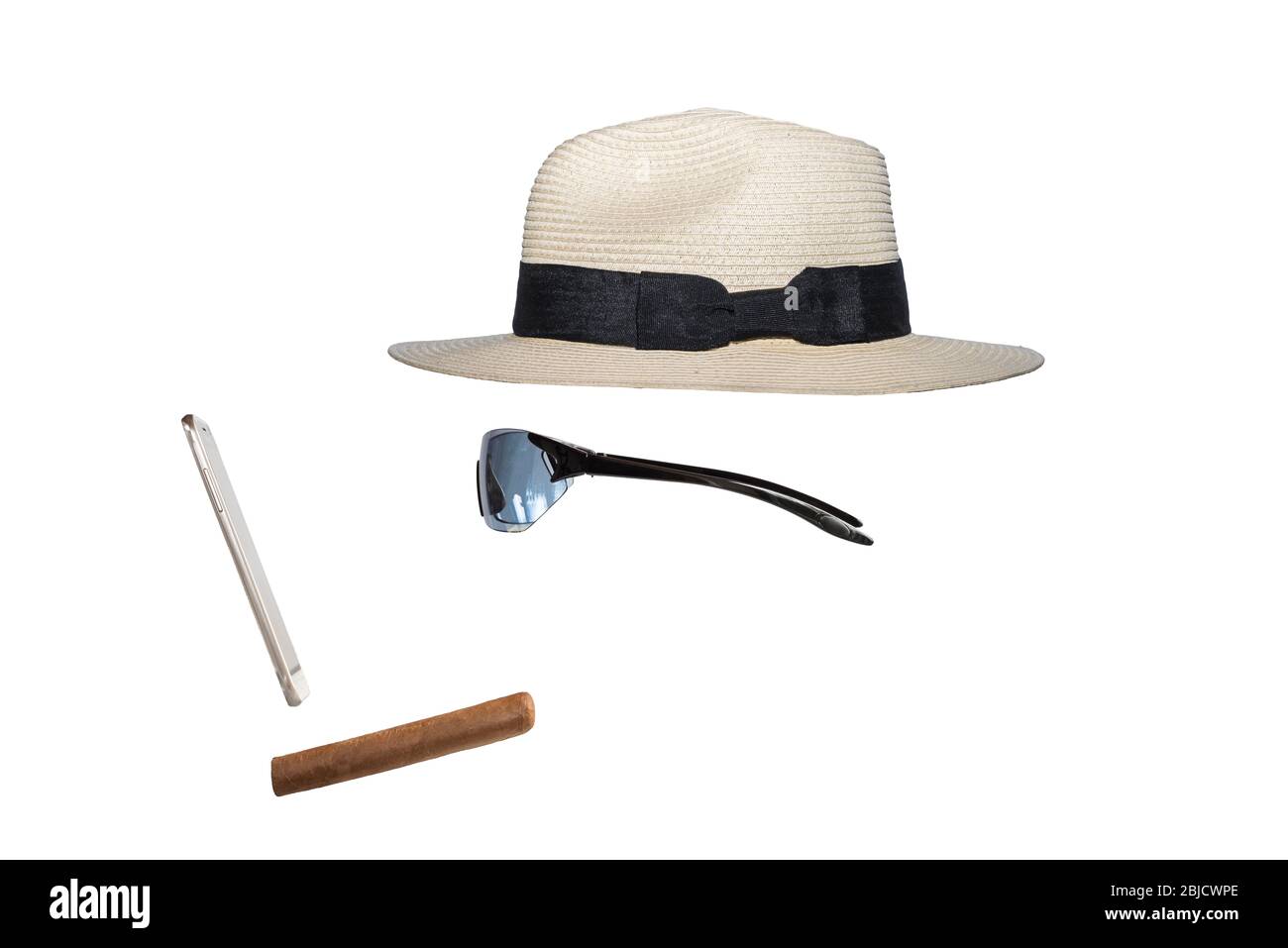 Chapeau Panama, cigare, téléphone portable, lunettes de soleil. Concept: Homme invisible, homme moderne, mode, espionnage, homme du monde, espion, concentré. Banque D'Images
