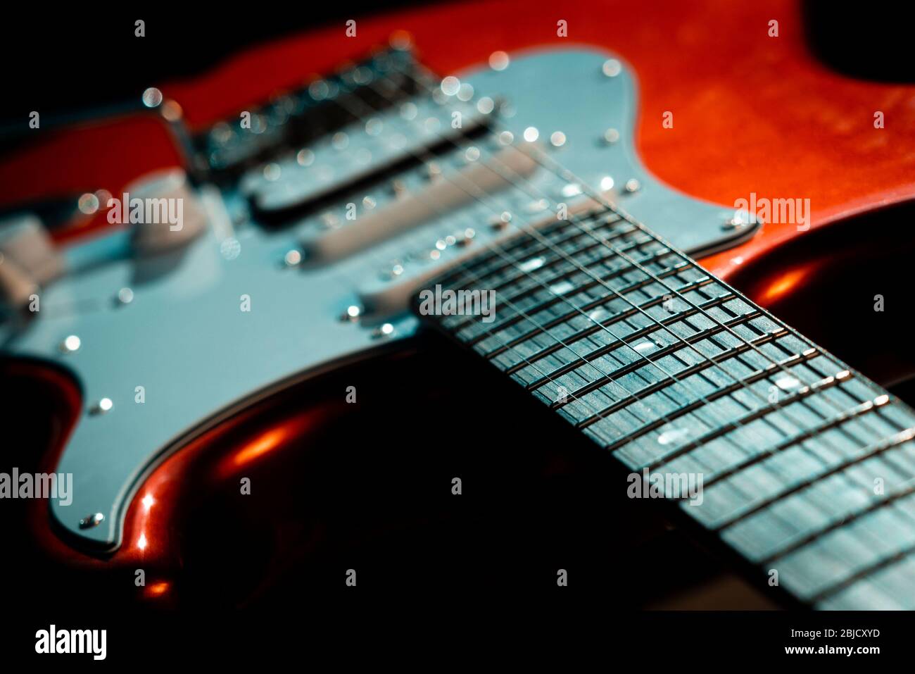 Détail d'une guitare électrique rouge Stratocaster Design Copy, les guitares électriques ont été inventées pour la première fois dans les années 1930 Banque D'Images