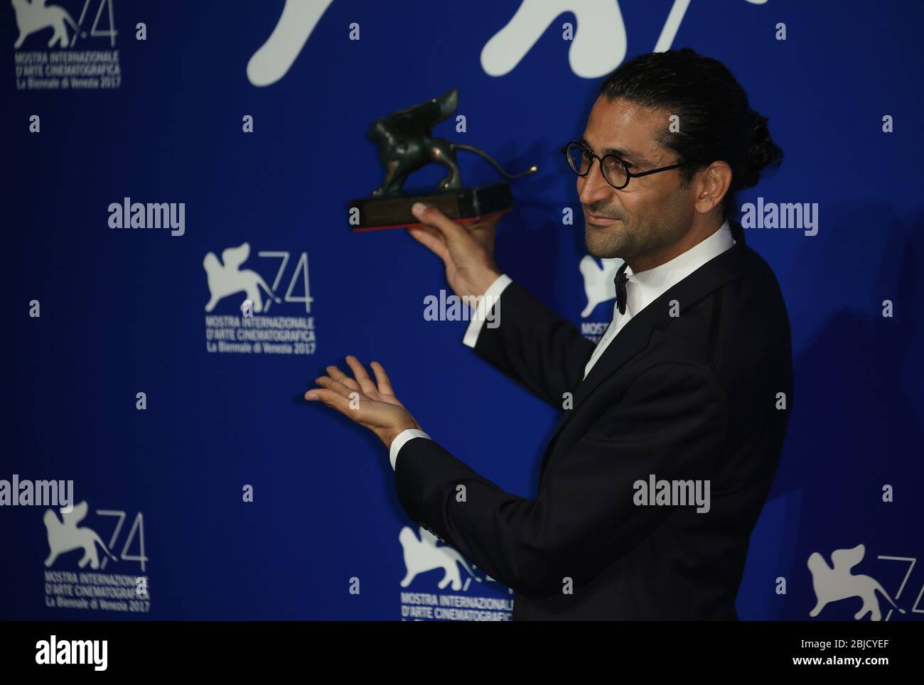 Venise, Italie. 09 septembre 2017 : Alireza Khatam pose avec le prix Orizzonti pour « Los Versos Del Olvido » au photocaltous des lauréats Banque D'Images