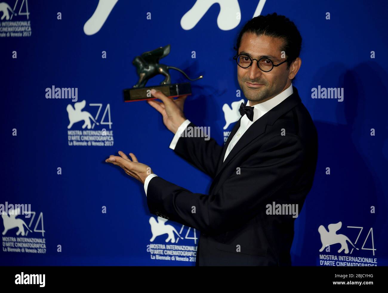 Venise, Italie. 09 septembre 2017 : Alireza Khatam pose avec le prix Orizzonti pour « Los Versos Del Olvido » au photocaltous des lauréats Banque D'Images