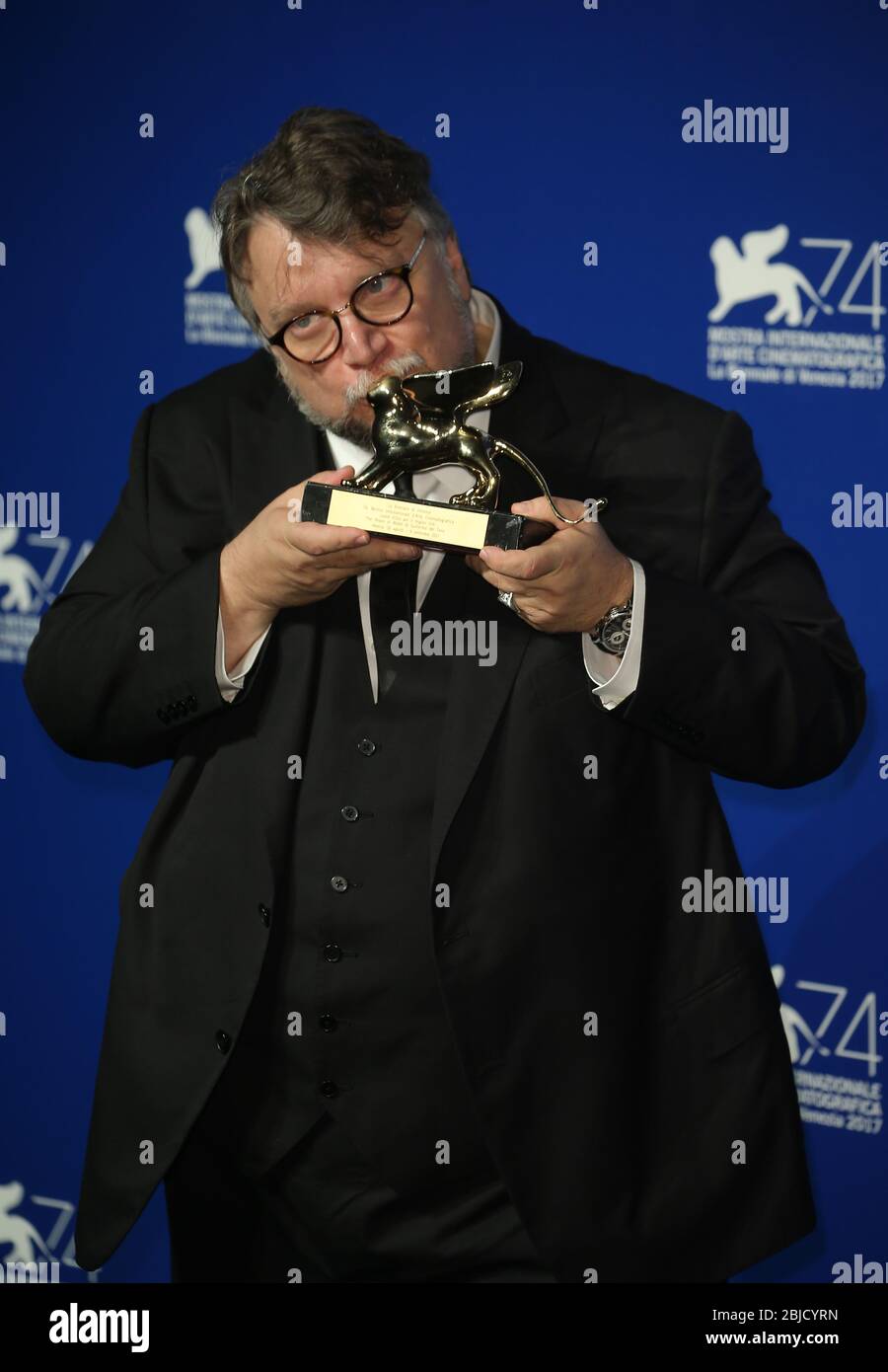 Venise, Italie. 09 septembre 2017 : Guillermo del Toro pose avec le Golden Lion pour le meilleur film pour la forme de l'eau Banque D'Images