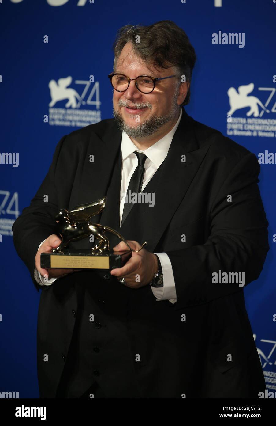 Venise, Italie. 09 septembre 2017 : Guillermo del Toro pose avec le Golden Lion pour le meilleur film pour la forme de l'eau Banque D'Images