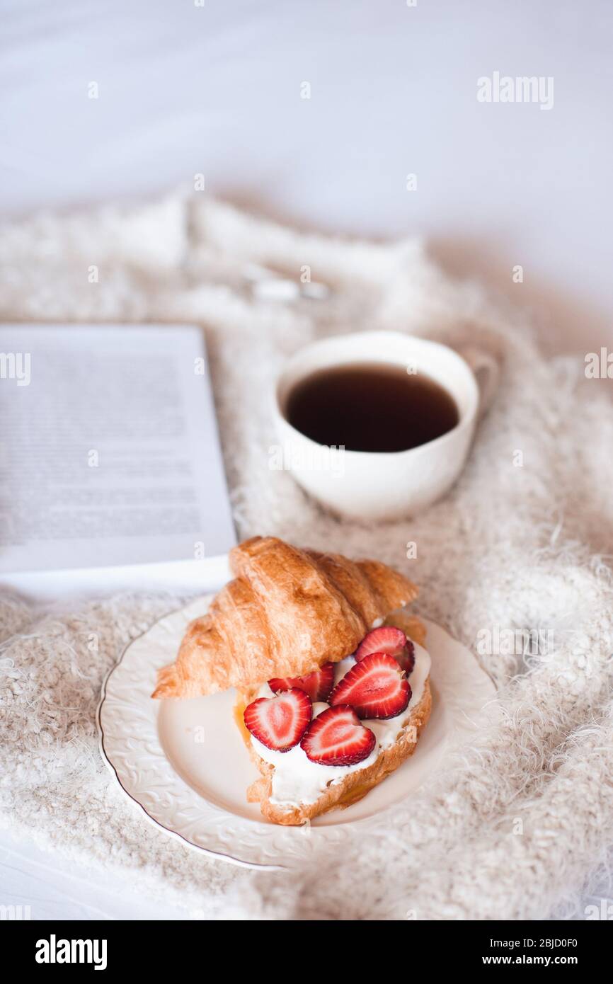 Croissant Fraise Et Creme Fouettée My Cafe Le café, un bon livre et du pain pour un bon matin dans la cafétéria Photo  Stock - Alamy