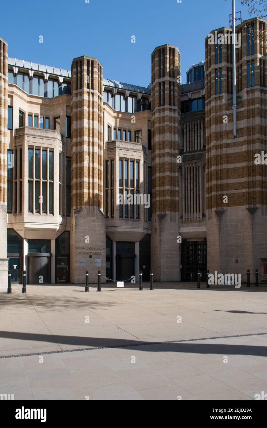 Tours verticales en pierre de brique jaune Ministère de la Santé des années 1980 Architecture, 79 Whitehall, ville de Westminster par Sir William Whitfield Banque D'Images