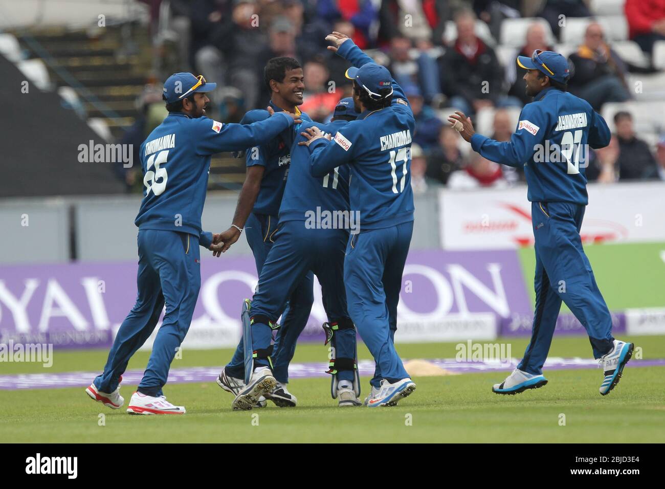 CHESTER LE STREET, ENGLAND - Nuwan Kulasekara, Kumar Sangakkara, Lahiru Thirimanne, Dinesh Chandimal et Mahela Jayawardene du Sri Lanka célèbrent après que Kulasekara ait pris au piège l'Angleterre Gary Ballance LBW pendant le 2ème ODI entre l'Angleterre et le Sri Lanka aux Emirats, Riverside le Street le dimanche 25 mai 2014 (crédit: Mark Fletcher | MI News) Banque D'Images