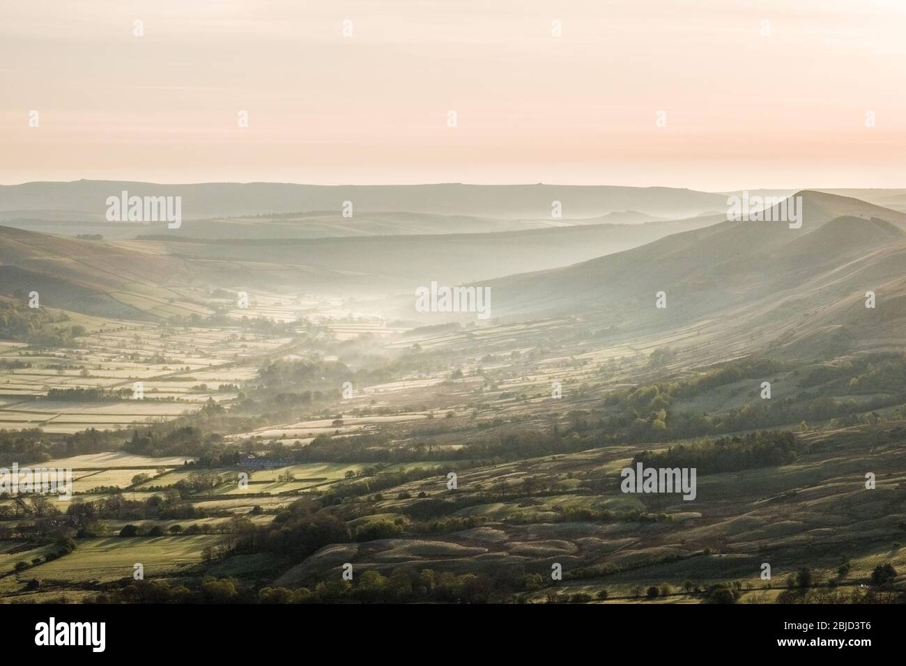 Vallée de l'Edale et MAM Tor pour perdre Hill crête au lever du soleil, Peak District National Park, Derbyshire, Royaume-Uni Banque D'Images