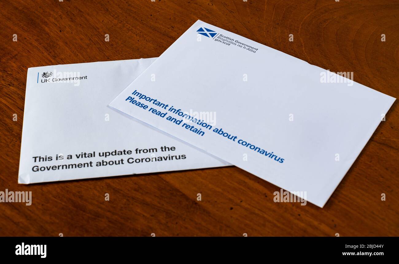 Lettres envoyées par le gouvernement HM à toutes les maisons britanniques et par le gouvernement écossais à toutes les maisons d'Écosse au sujet de l'infection par Coronavirus Covid-19 Banque D'Images