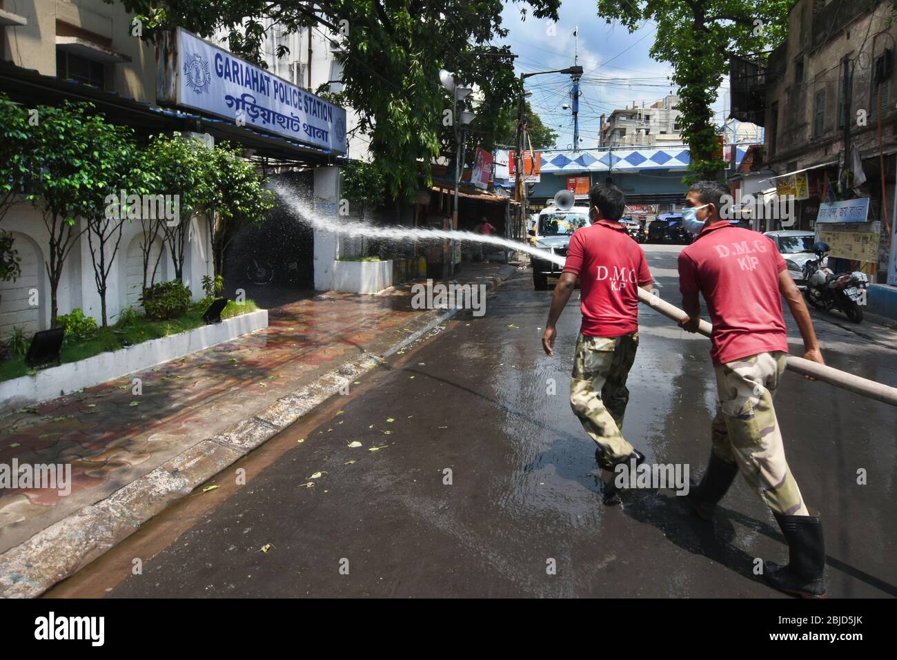 Kolkata, Inde. 29 avril 2020. Le Groupe de gestion des catastrophes (GDM) de la police de Kolkata a assaini le poste de police de Gariahat pendant la période de verrouillage pour lutter contre Corona (Covid 19). (Photo de Suraranjan Nandi/Pacific Press) crédit: Agence de presse du Pacifique/Alay Live News Banque D'Images