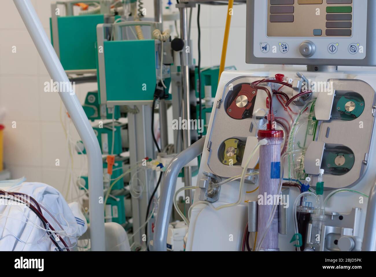 Machine de dialyse en USI à l'hôpital, un endroit où peut être traité les patients avec la pneumonie causée par le covid-19 de coronavirus. Banque D'Images