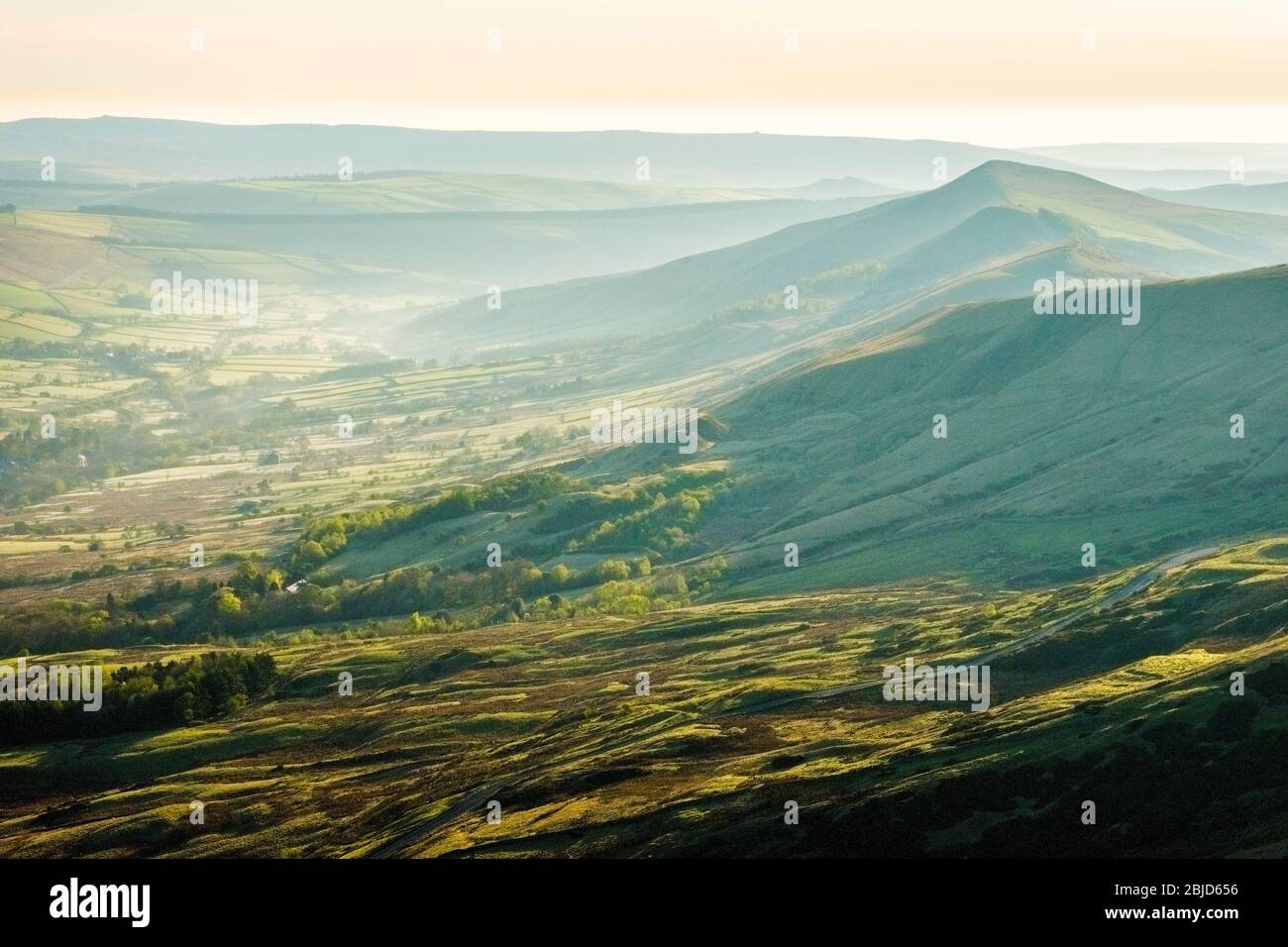 Vallée de l'Edale et MAM Tor pour perdre Hill crête au lever du soleil, Peak District National Park, Derbyshire, Royaume-Uni Banque D'Images