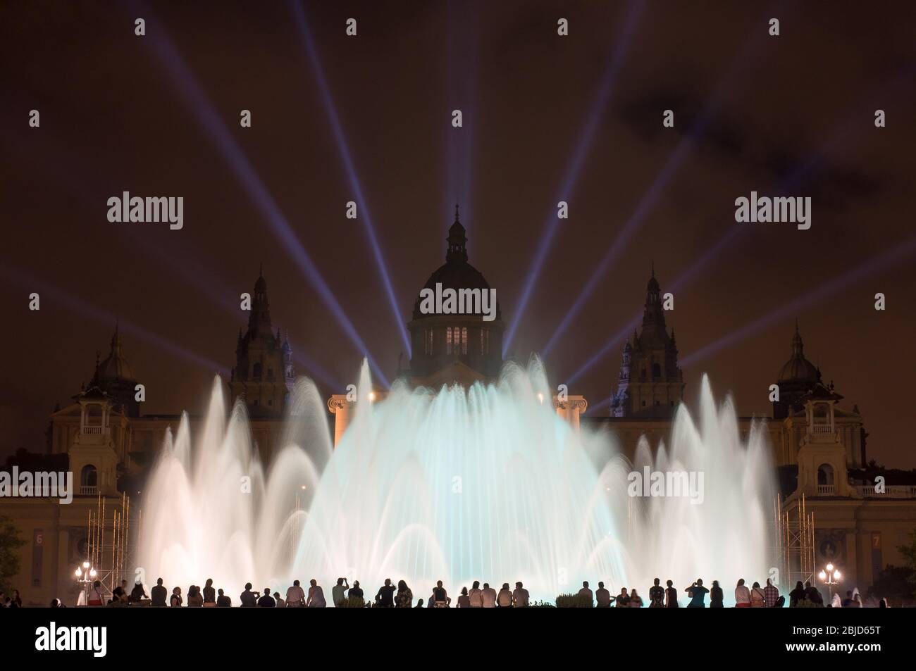 Barcelone, Espagne - 19 septembre 2014 : vue nocturne du spectacle de lumière de la Fontaine magique à Barcelone, Catalogne, Espagne. La fontaine magique de la lumière de Montjuic montre un Banque D'Images