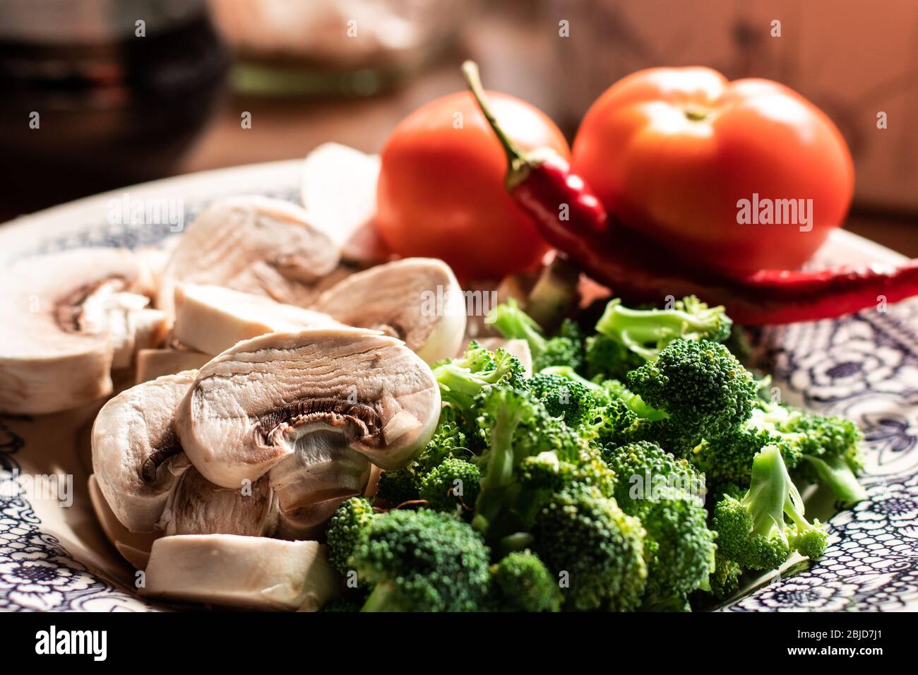 composition d'aliments frais sur une assiette classique Photo Stock - Alamy