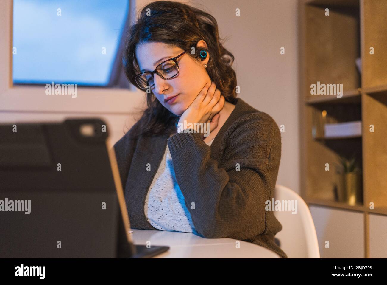 Femme travaillant à la maison. Travailler avec un ordinateur. Mal au cou pour femme Banque D'Images