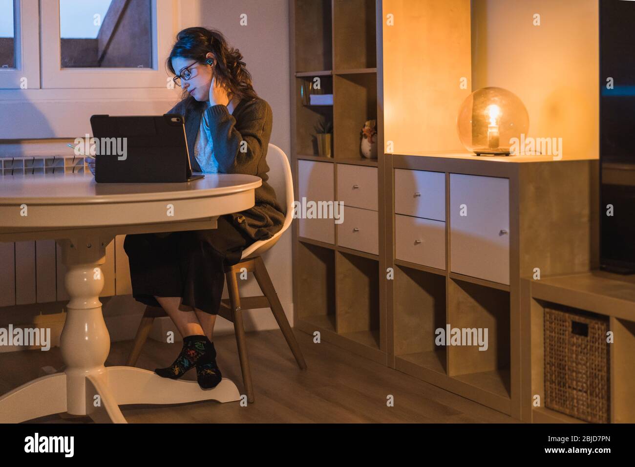 Femme travaillant à la maison. Travailler avec un ordinateur. Mal au cou pour femme Banque D'Images