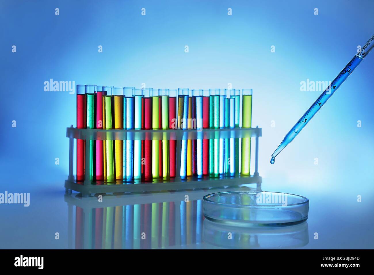 Tubes à essai chimiques avec compte-gouttes de médicaments sur fond de couleur Banque D'Images