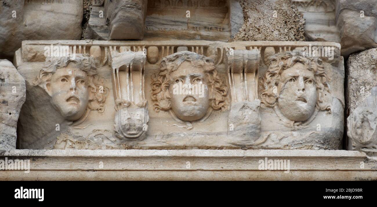 Détail de l'une des colonnes de cap sur les ruines du temple d'Apollo à Side, province d'Antalya, Turquie. Banque D'Images