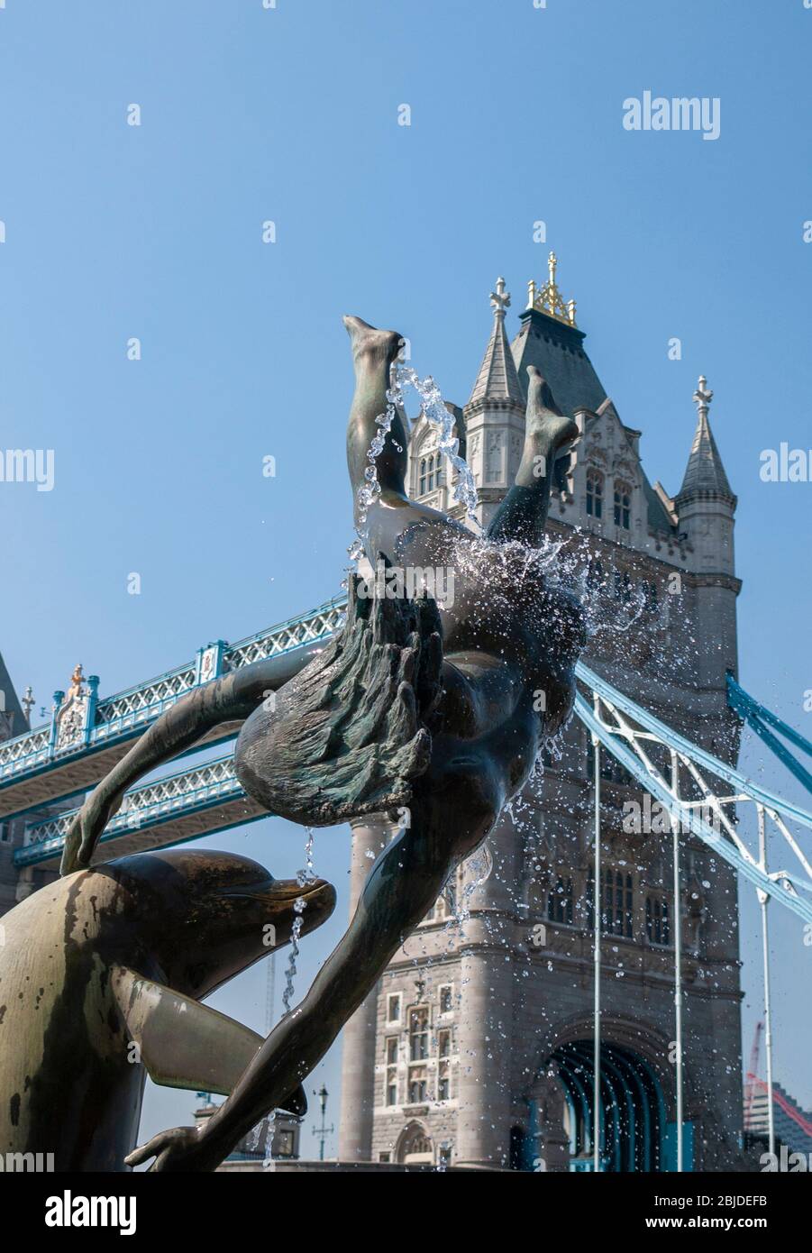 Sculpture d'une « fille avec un dauphin » par David Wynne sur la rive nord de la Tamise et devant le légendaire Tower Bridge, Londres, Royaume-Uni Banque D'Images