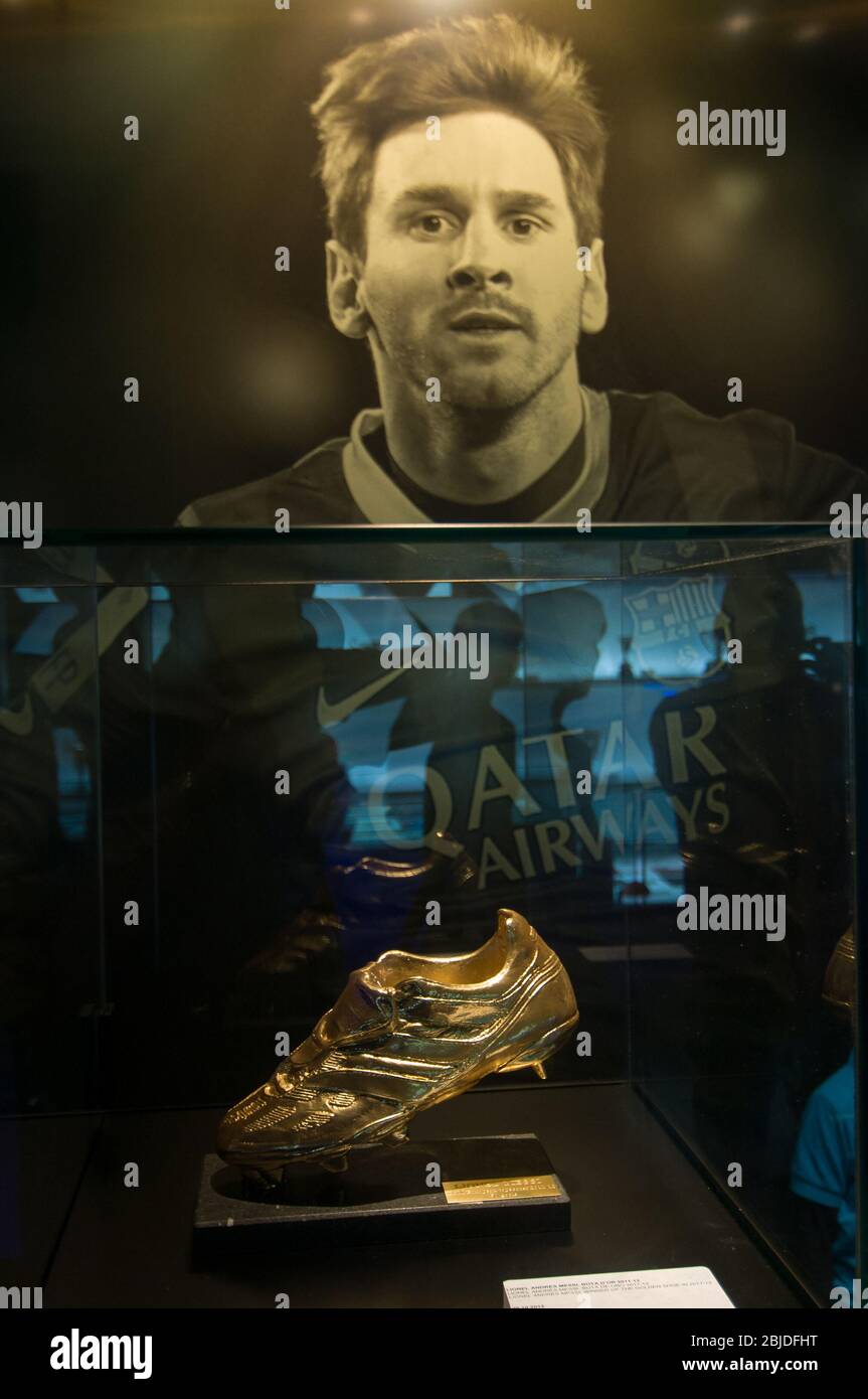 Barcelone, Espagne - 22 septembre 2014 : Lionel Messi et sa chaussure d'or au musée du FC Barcelone. Camp Nou, Barcelone, Espagne. Banque D'Images