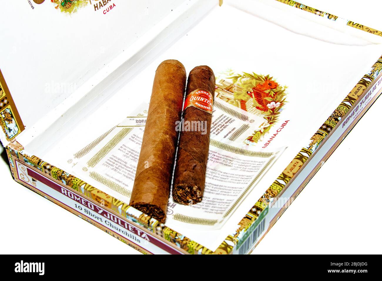 Cigares : cigares cubains. Roméo y Julieta et Hoyo de Monterrey. Produits du tabac traditionnels laminés à la main. Fond blanc. Banque D'Images