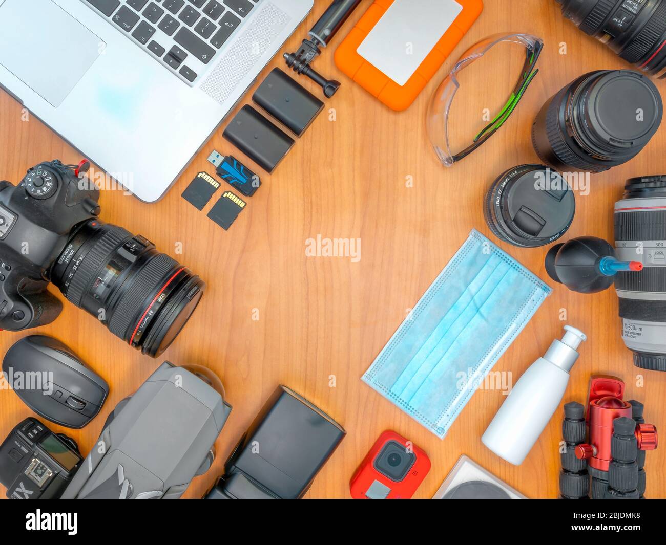 Lieu de travail des photographes 2020 mis à jour en temps de COVID-19 avec masque, aseptisant, lunettes de protection. Bureau de texture en bois avec équipement de photographie, appareil photo, le Banque D'Images