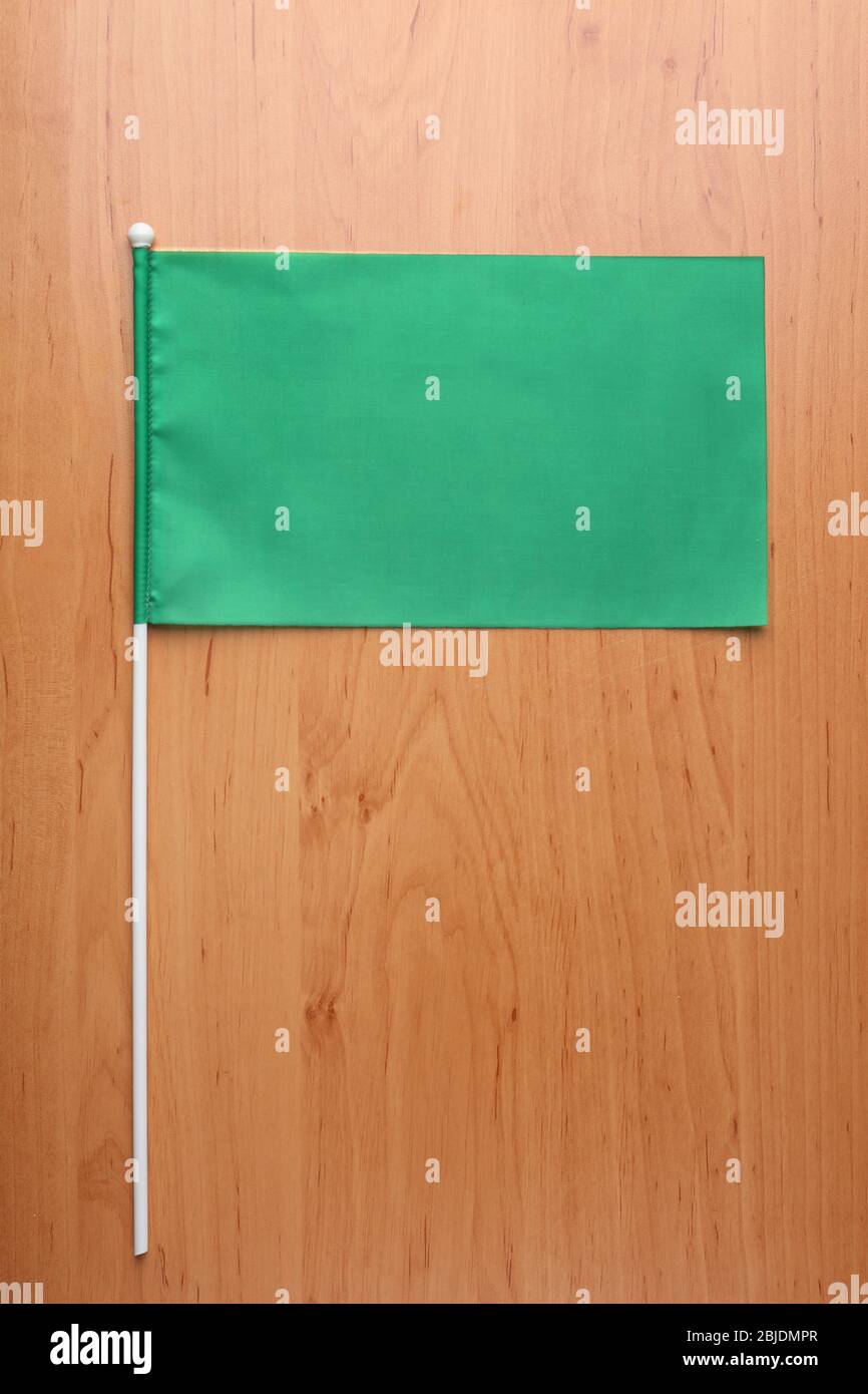 Drapeau vert pour la marque sur table en bois Banque D'Images